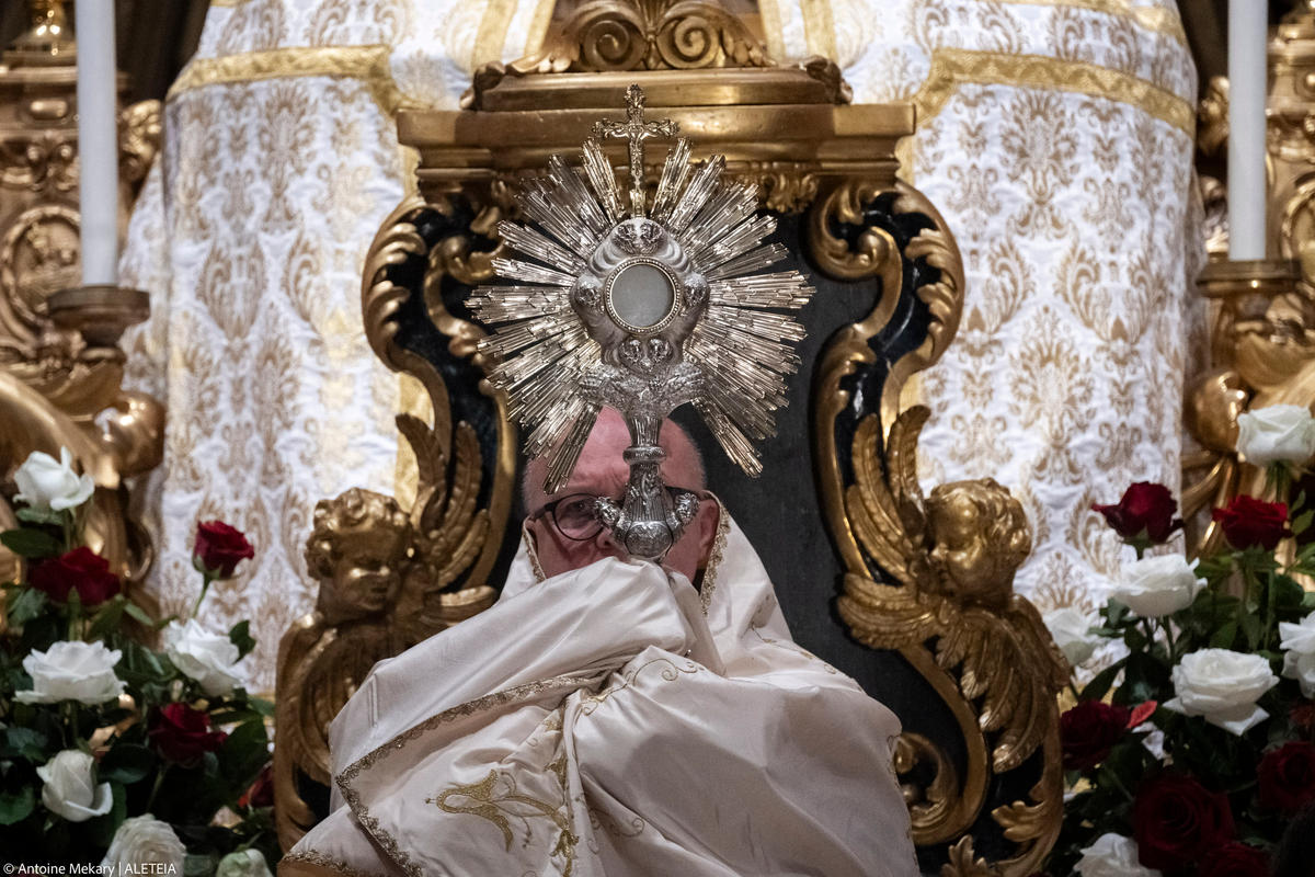 EUCHARISTIC ADORATION FOR LIFE Vigil in the Santuario di San Salvatore in Lauro church