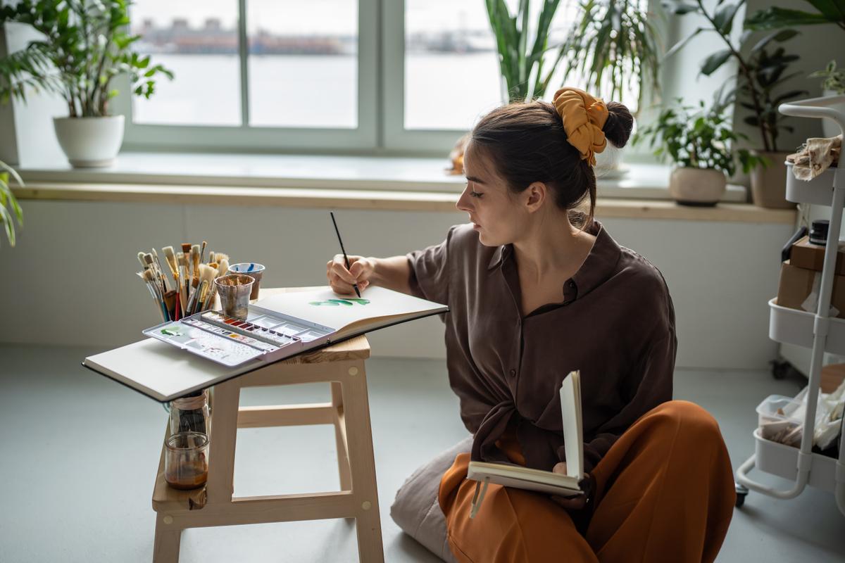 WOMAN-DRAW-shutterstock
