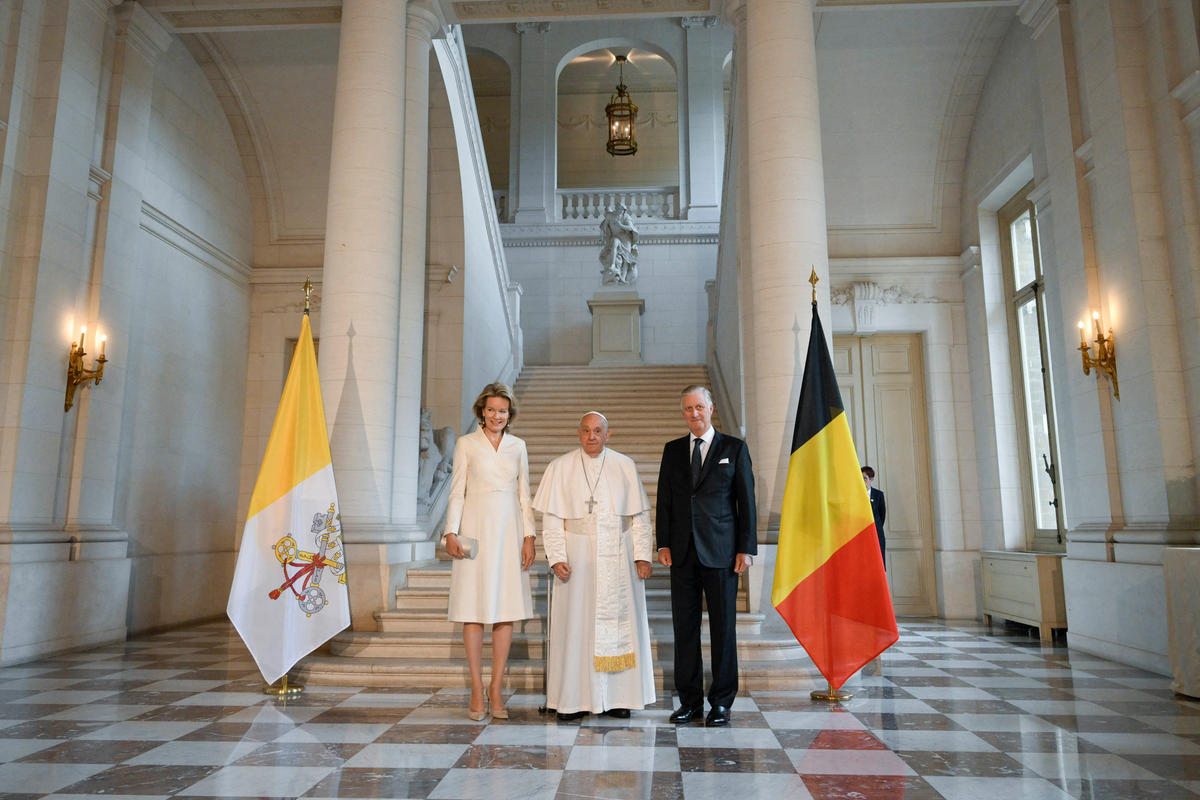 Pope-Francis-welcomed-by-King-Philippe-and-Queen-Mathilde-of-Belgium-at-the-Castle-of-Laeken-Brussel