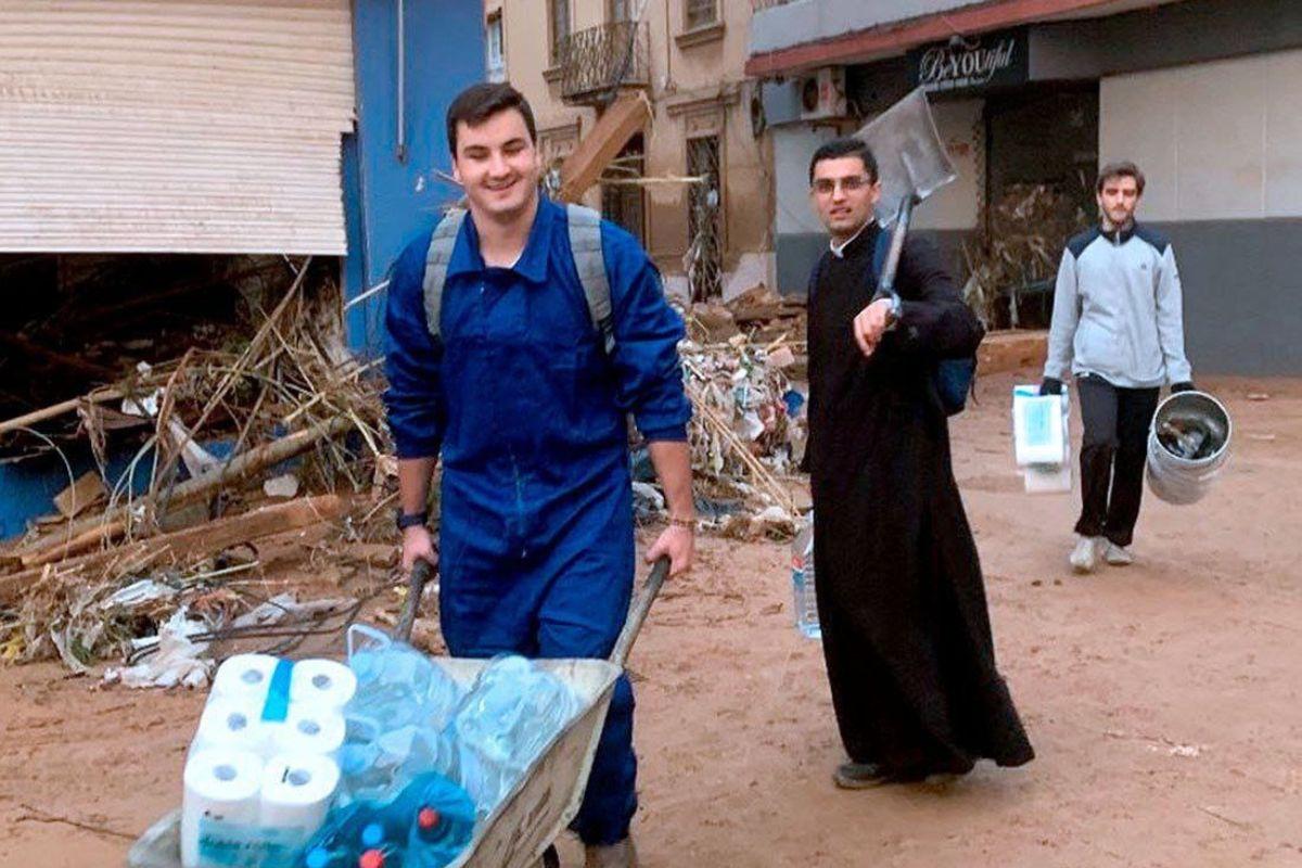 DANA valencia ayuda de la iglesia católica sacerdotes voluntarios