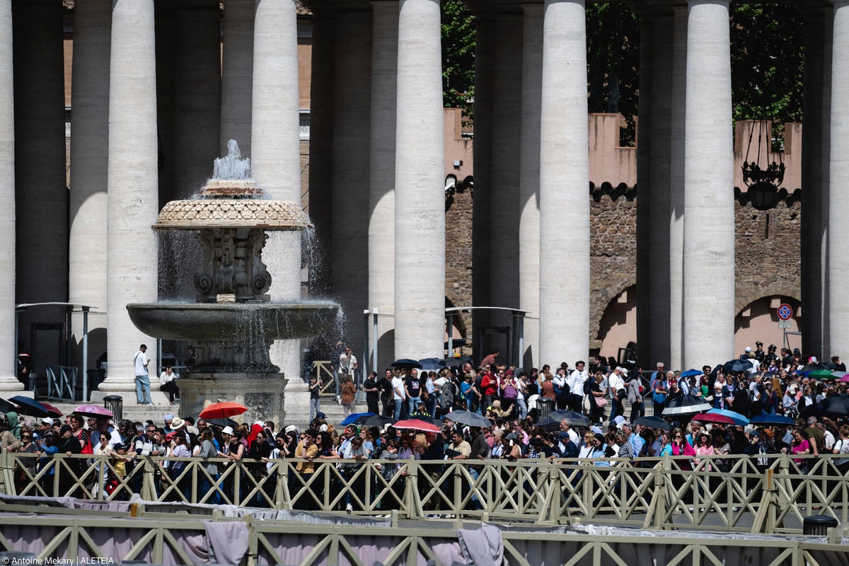 Pilgrims and visitors queue at St Peter's Square to enter St Peter's Basilica and pay respects to the late Pope in the Vatican on April 23, 2025