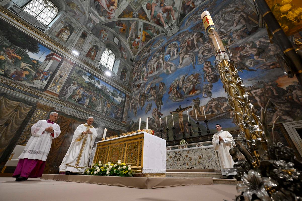 Pope-Leo-XIV-during-a-mass-with-cardinals-in-the-Sistine-Chape