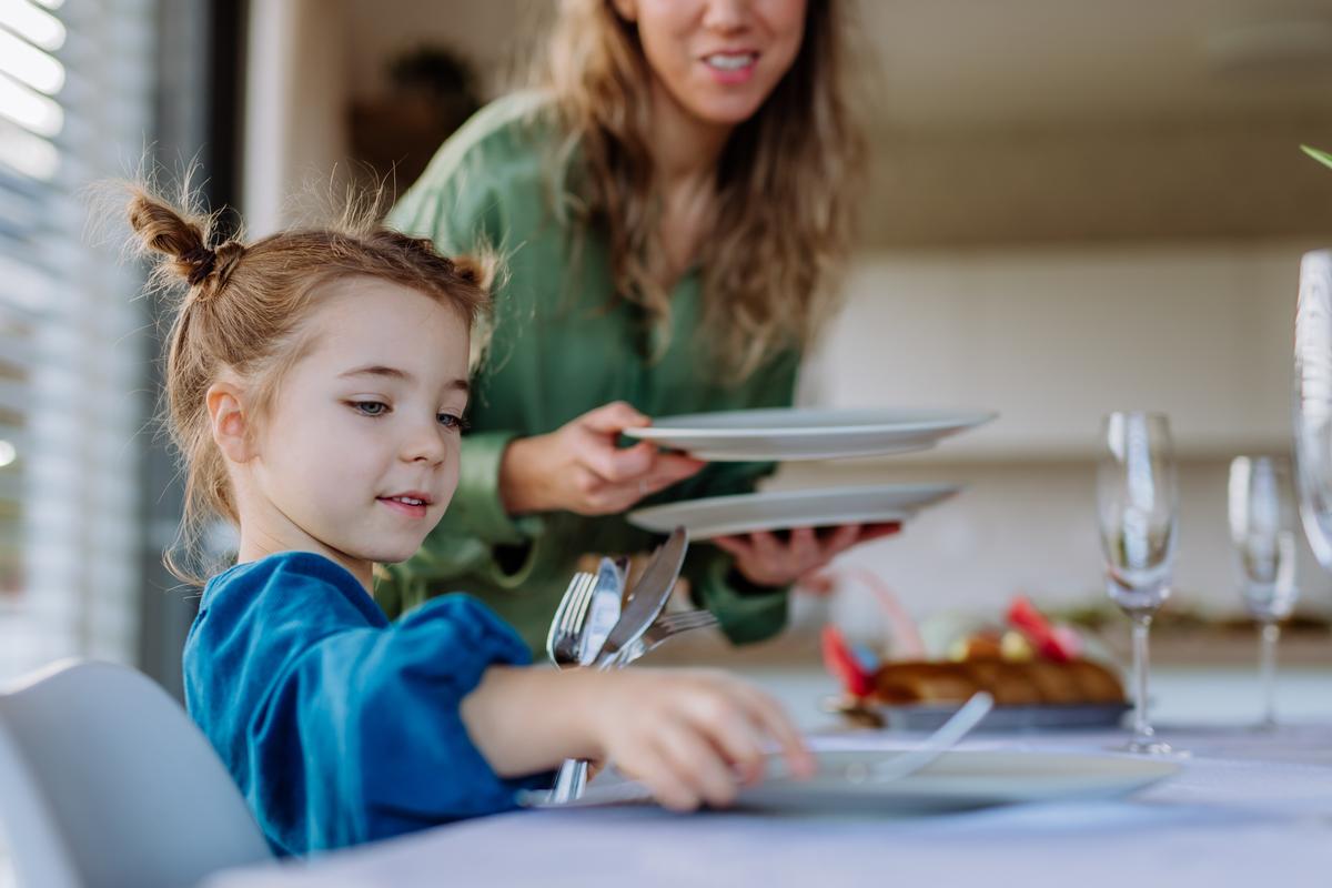 child setting table