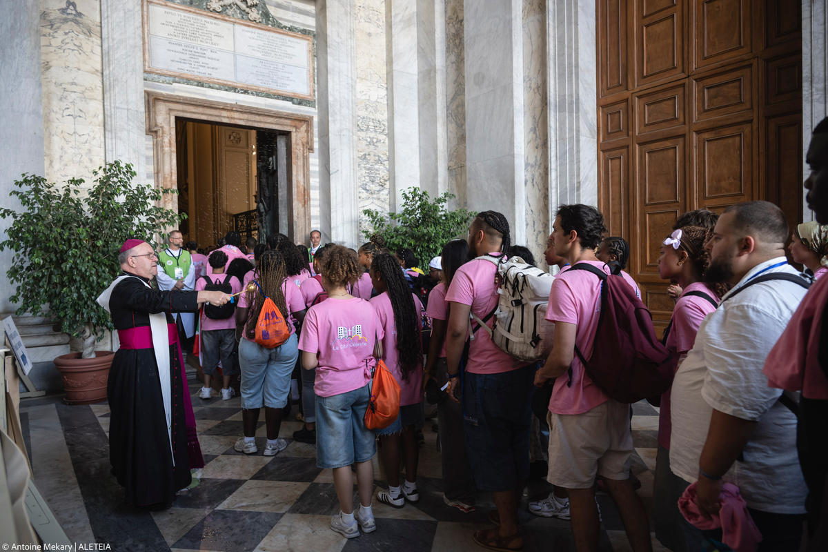 french-pilgrims-holy-door-st.-john-lateran-jubilee-youth-rome-2025