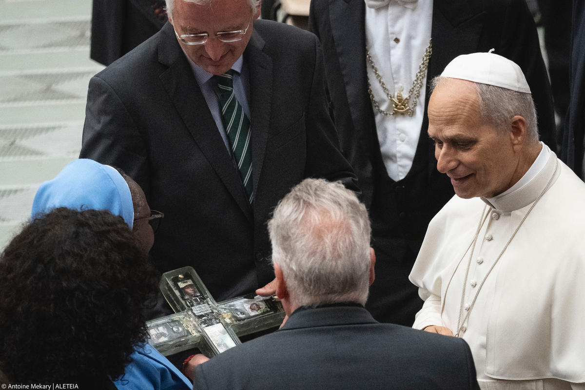cross-smartphones-pope-leo-xiv-audience-paulvi-hall