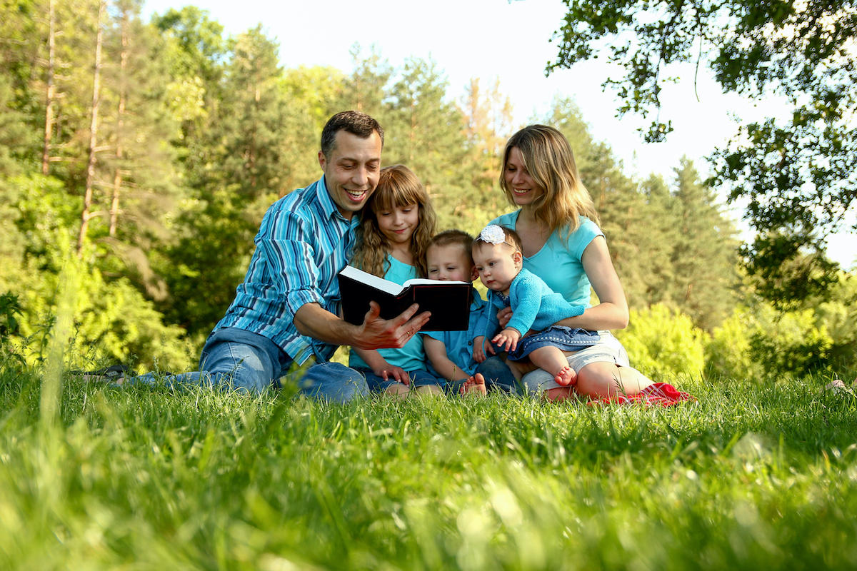 niños aprendiendo a leer la Biblia