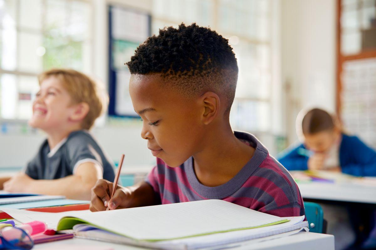 niño estudiando
