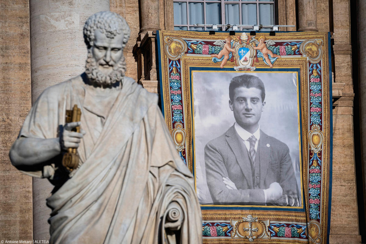 tapestry-portrait-blessed-carlo-acutis-blessed-pier-giorgio-frassati-canonization-st.-peter's-basilica-vatican