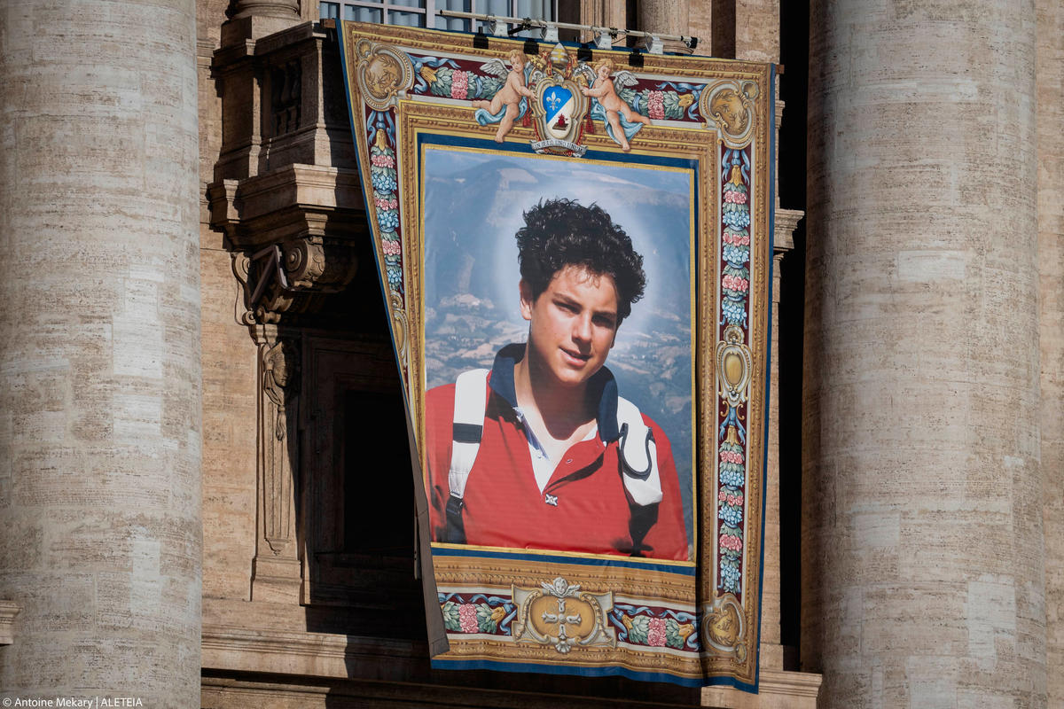 tapestry-portrait-blessed-carlo-acutis-blessed-pier-giorgio-frassati-canonization-st.-peter's-basilica-vatican