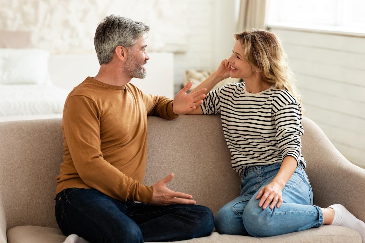 pareja-hablando