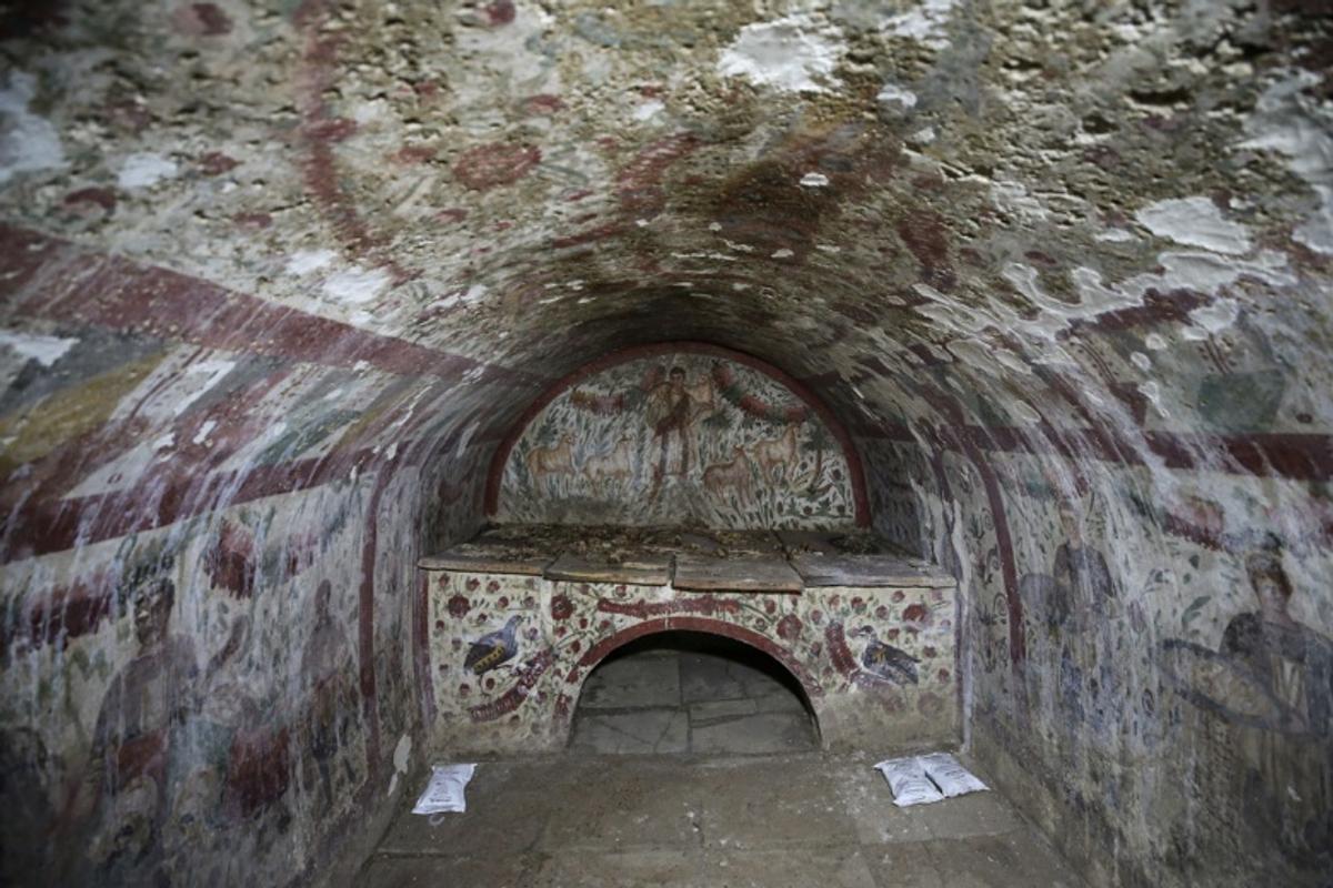 Hypogée, tombeau souterrain datant du IIIe siècle après J.-C. avec une fresque de Jésus en Bon Pasteur à Iznik (Turquie)