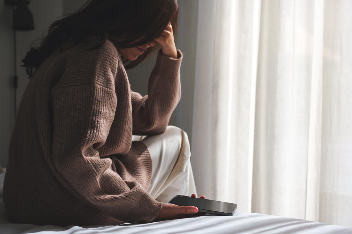 woman-with-phone