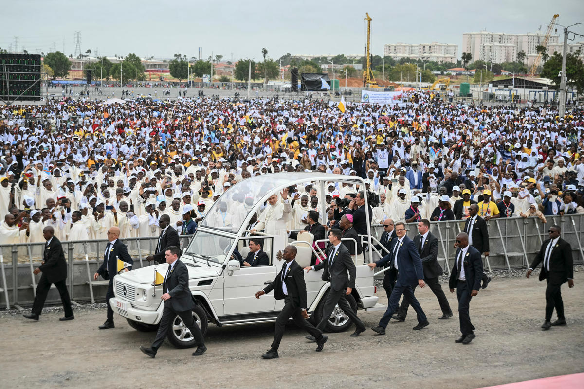 pope-leo-xiv-holy-mass-kilamba-africa