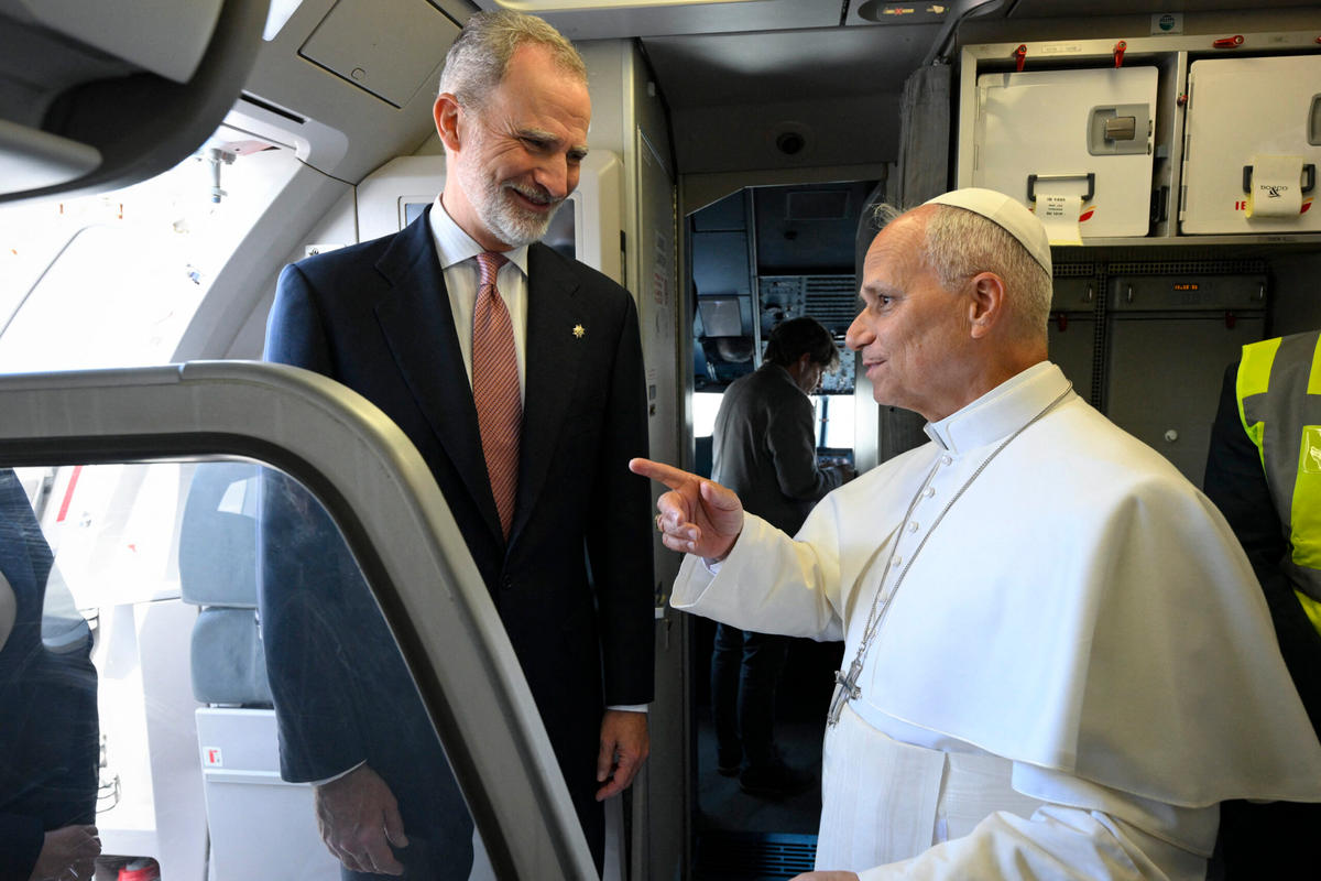 pope-leo-xiv-spanish-king-felipe-vi-takeoff-incident