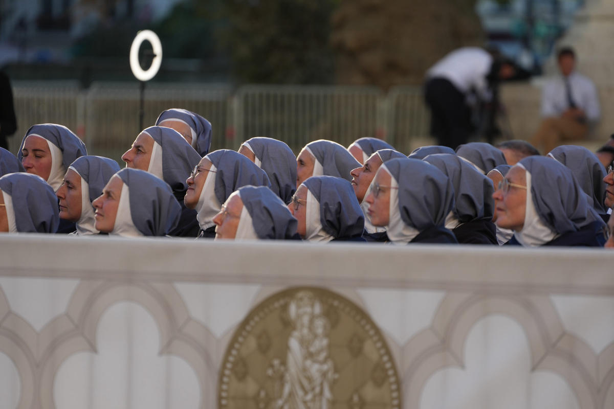 nuns-wait-pope-leo-xiv-leaves-vespers-notre-dame-cathedral-paris-september