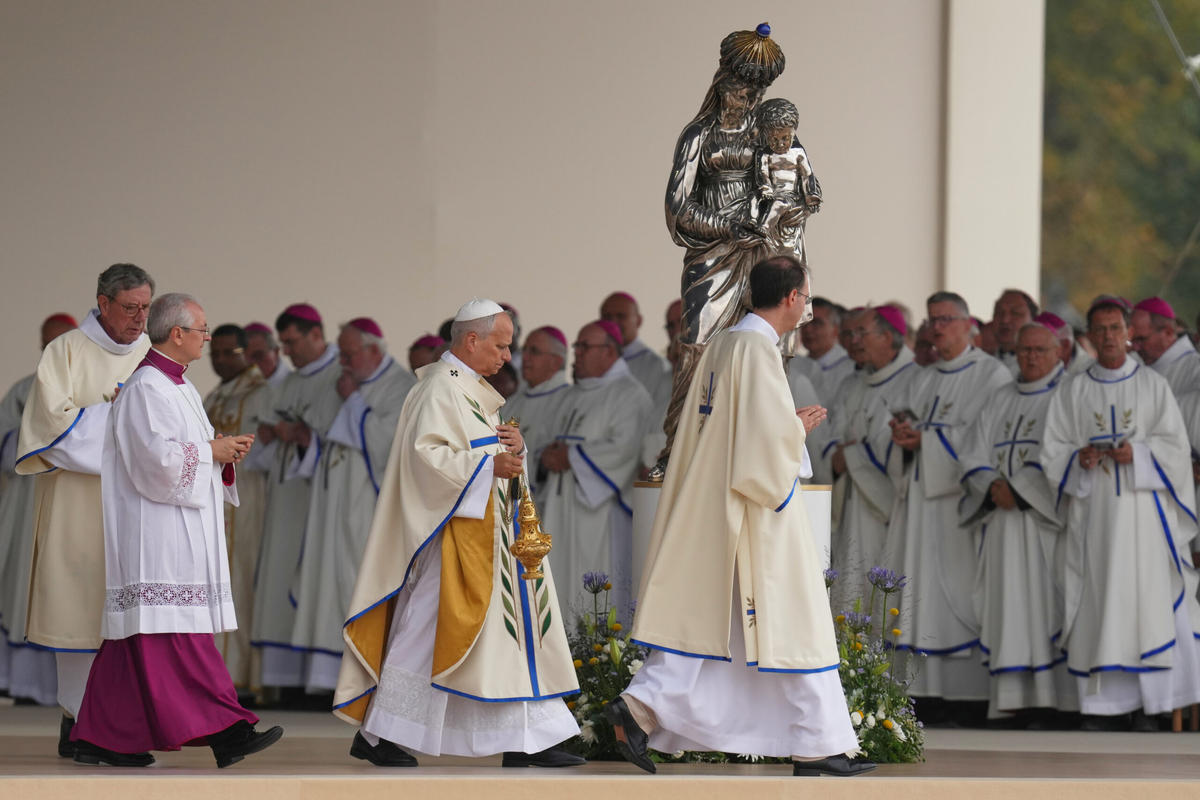 silver-virgin-and-child-notre-dame-pope-leo-xiv-mass-place-de-la-concorde-paris-september-26-2026