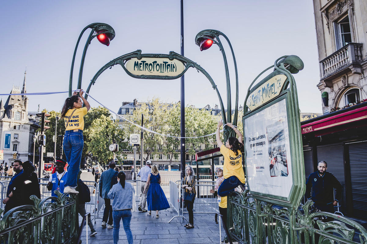 Young volunteers are decorating the Pope s route in the capital in Paris in France on September 25, 2026.
