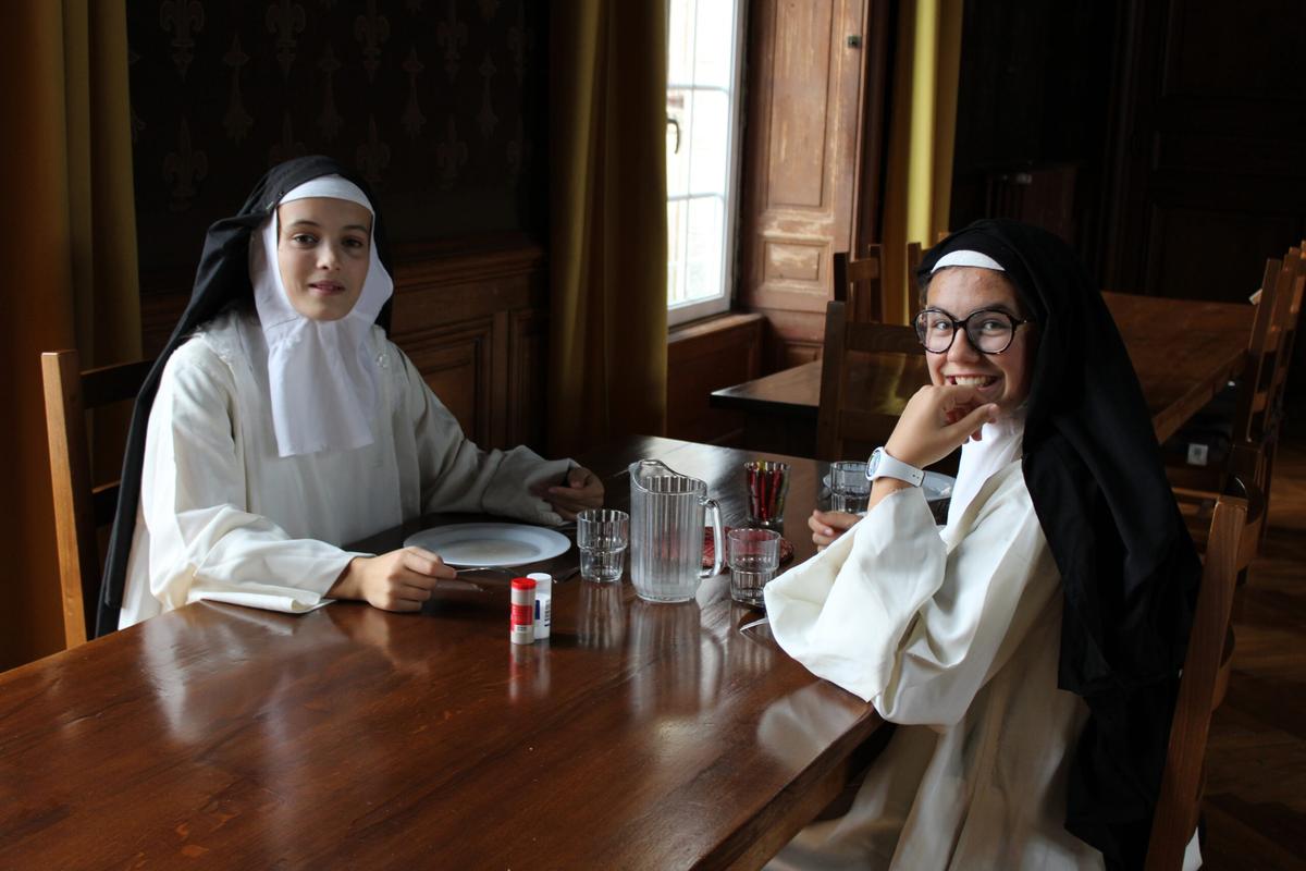 Elèves costumées en dominicaines pour les Journées du patrimoine 2025 au domaine de Pontcalec.
