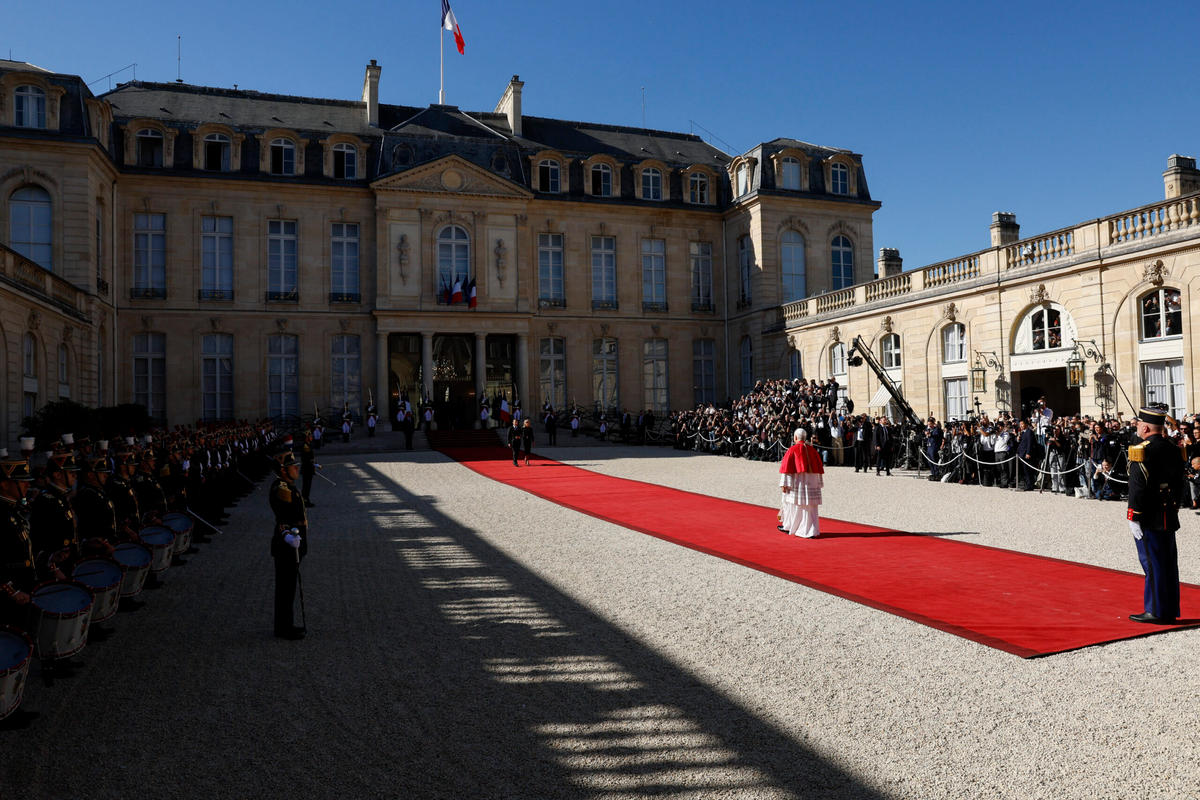 POPESVISITTOFRANCE-01-Pope-Leo-XIV-Macron-Elysee-Presidential-Palace