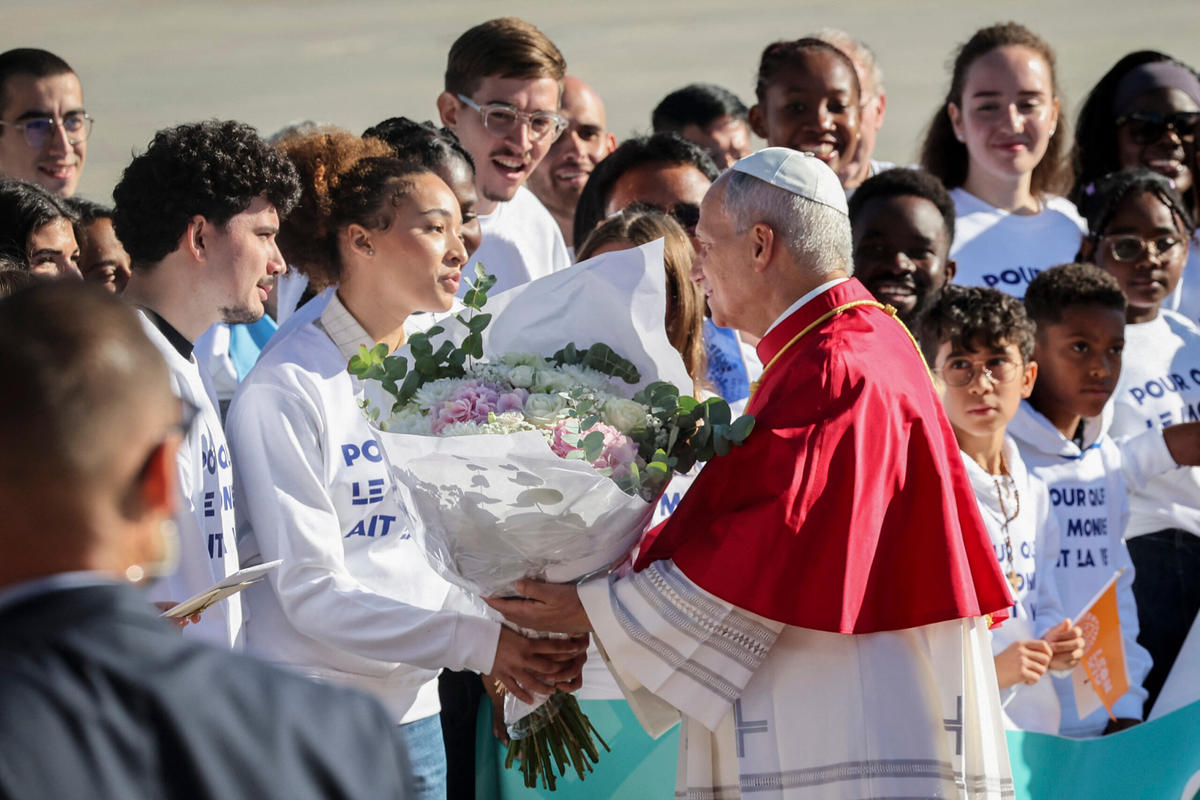 POPESVISITTOFRANCE-01-Pope-Leo-XIV-Orly-airport-flowers