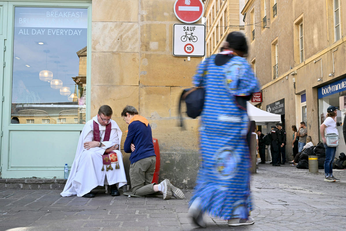 person-confesses-to-priest-near-saint-etienne-cathedral-in-metz