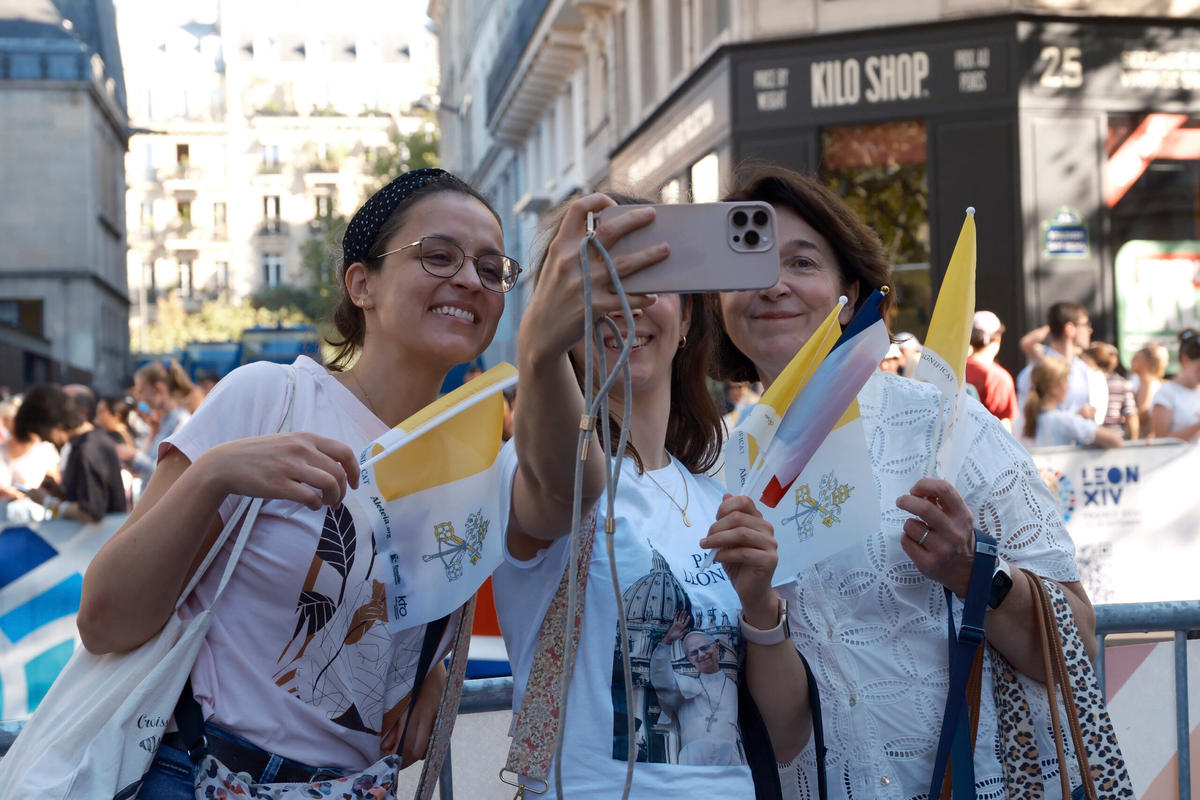 pilgrims-during-pope-leo-xiv-visit-paris-france