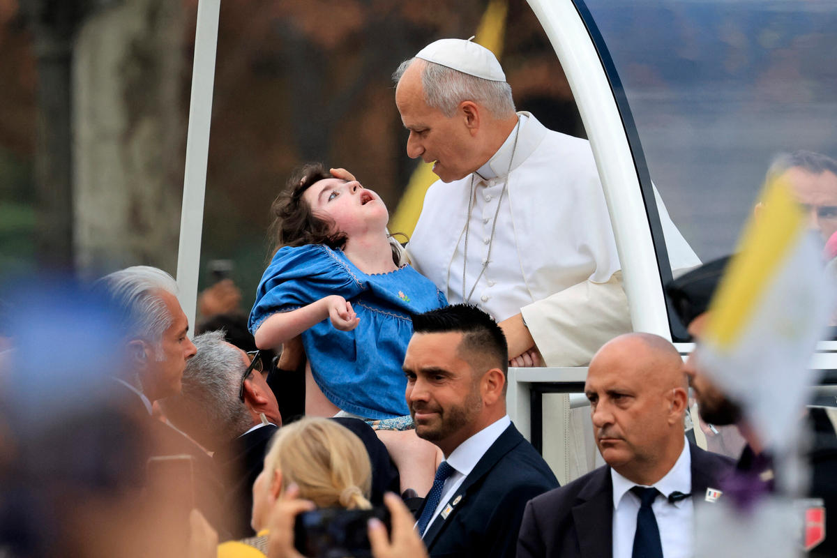 pope-leo-xiv-blesses-child-papamobile-champs-elysees-paris-september-26-2026