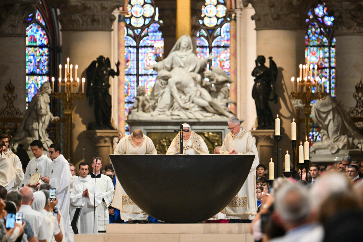 pope-leo-xiv-celebrates-mass-notre-dame-cathedral-paris-france