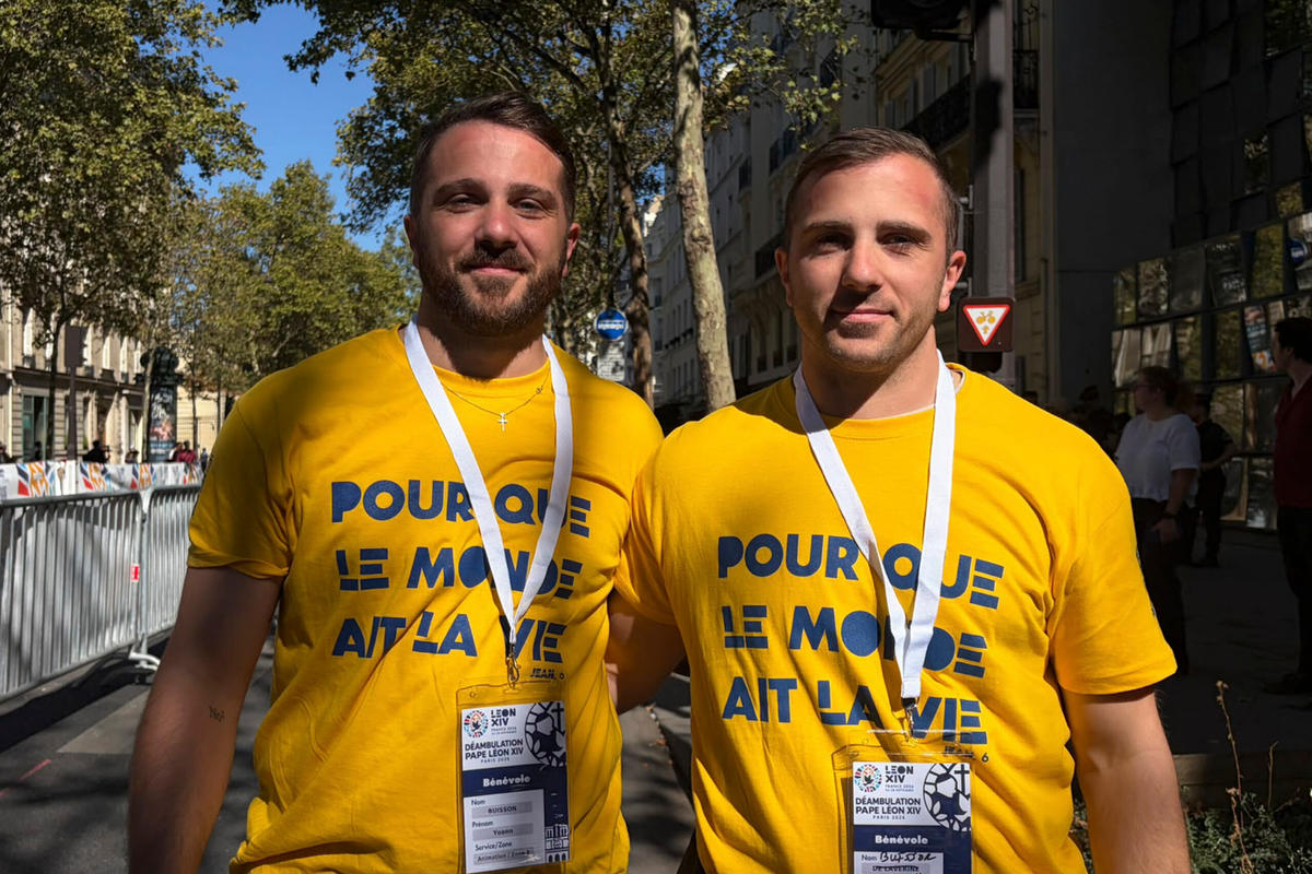 pope-leo-xiv-france-yohan-jonathan-twin-brothers-parisian-volunteers-mass