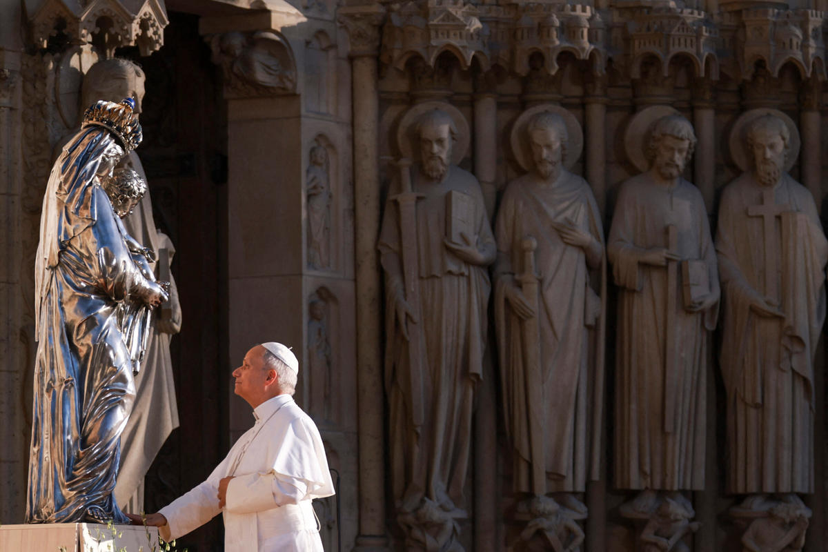 pope-leo-xiv-prays-silver-virgin-child-vierge-charles-x-notre-dame-paris-france