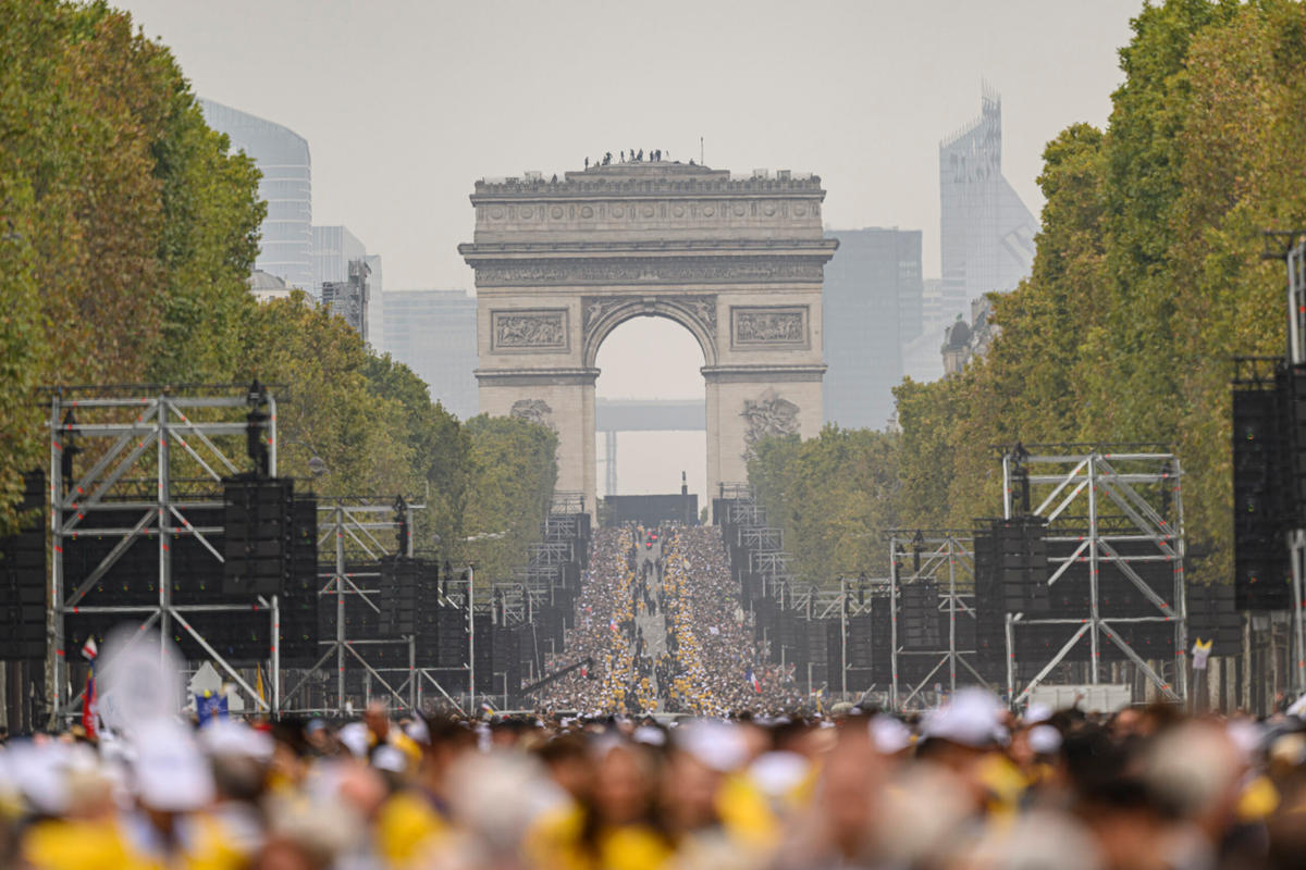 pope-leo-xiv-outdoor-mass-at-place-de-la-concorde-in-paris