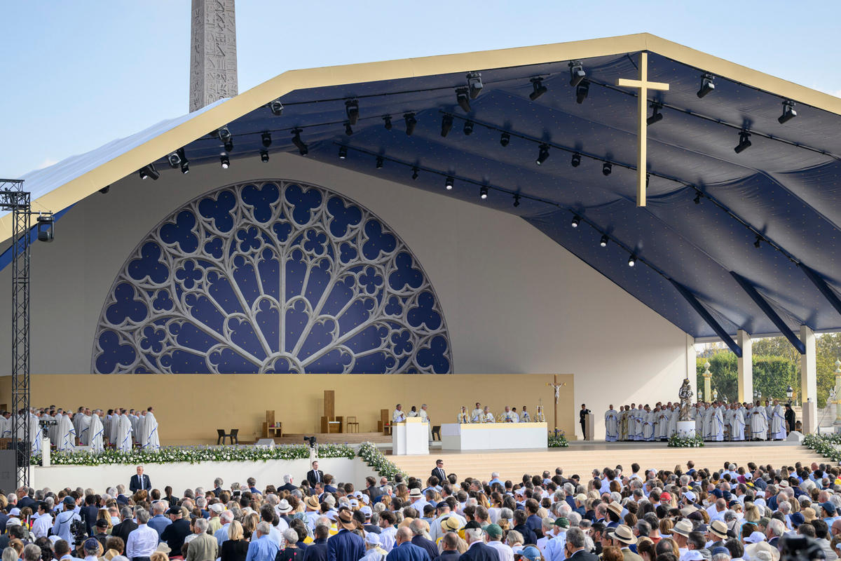 pope-leo-xiv-outdoor-mass-at-place-de-la-concorde-in-paris