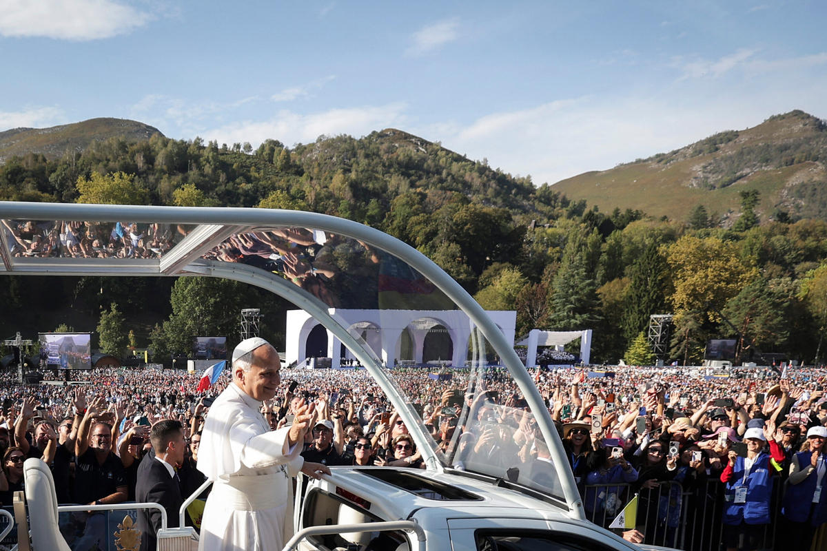 pope-leo-xiv-waves-worshippers-papamobile-arrives-mass-prairie-shrine-our-lady-lourdes-france-september-27-2026