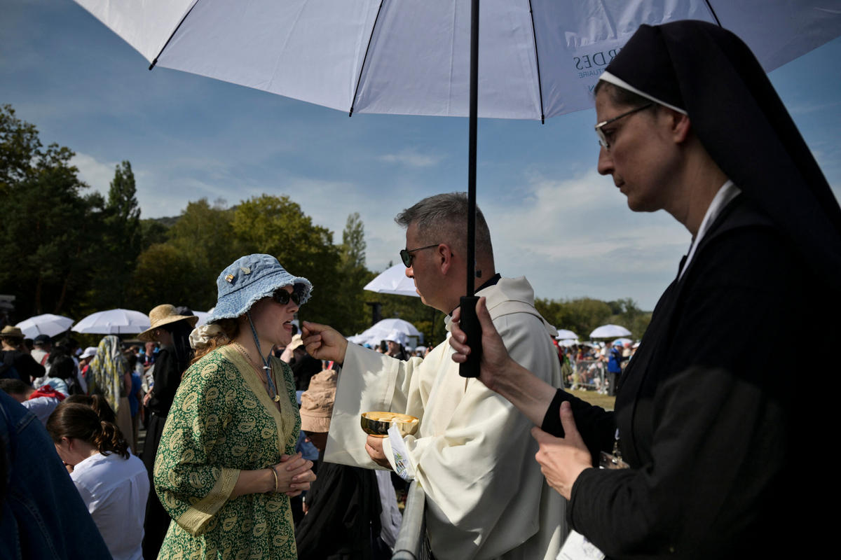 priest-distributes-communion-worshipper-pope-leo-xiv-mass-prairie-shrine-our-lady-lourdes-france-september-27-2026
