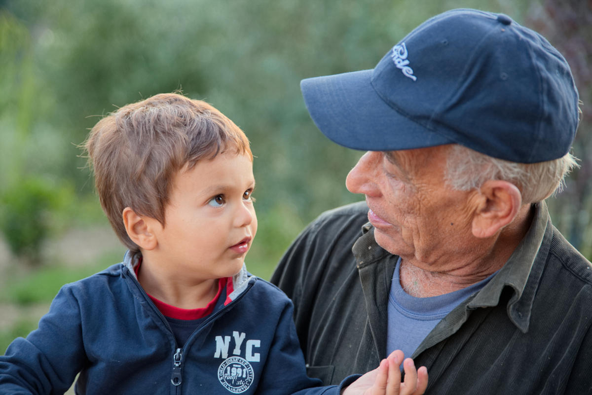 Los abuelos transmiten a los nietos la historia de la familia.