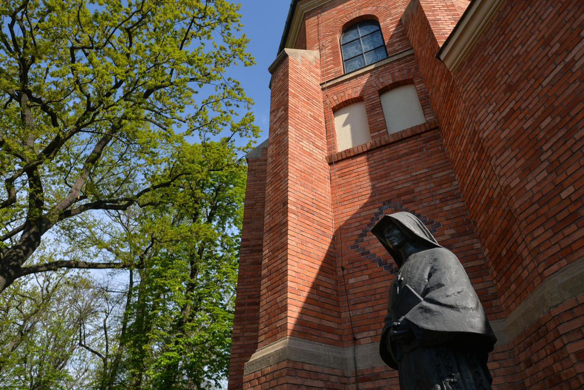 Figura świętej Faustyny Kowalskiej przed kościołem w Krakowie