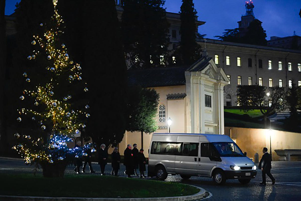 Translation-and-rite-upon-the-arrival-of-the-Pope-Emeritus-in-the-Basilica-Vatican-Media