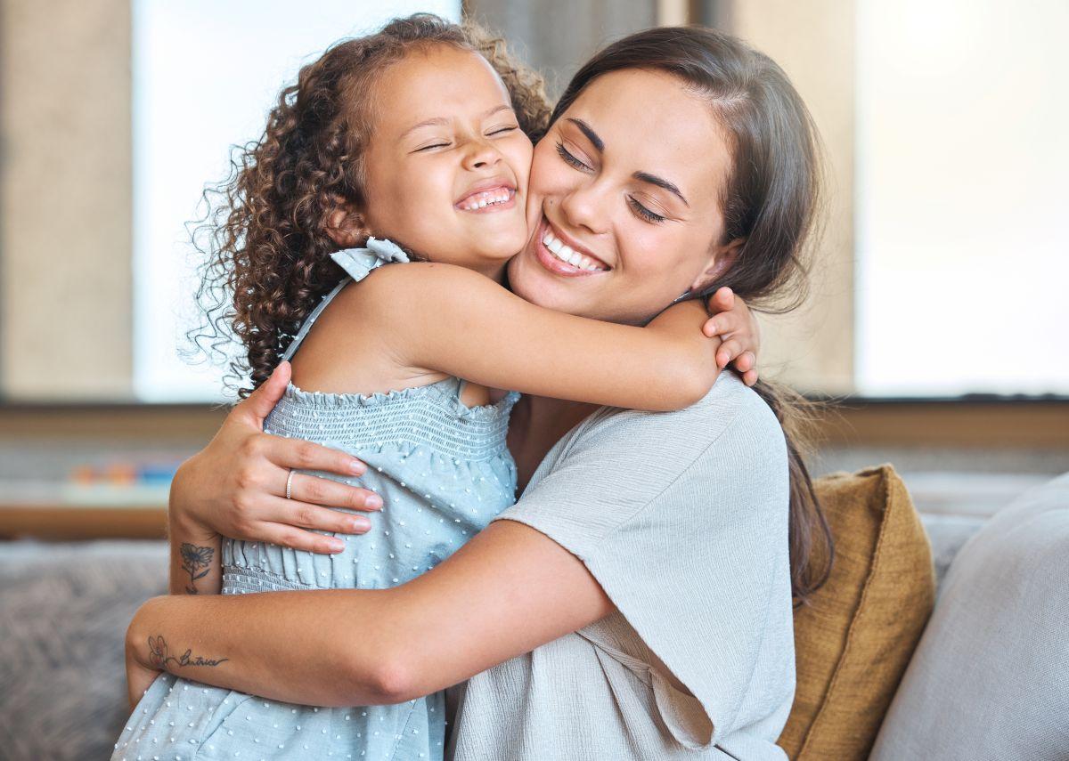 abrazo- crianza - madre - sobreproteccion