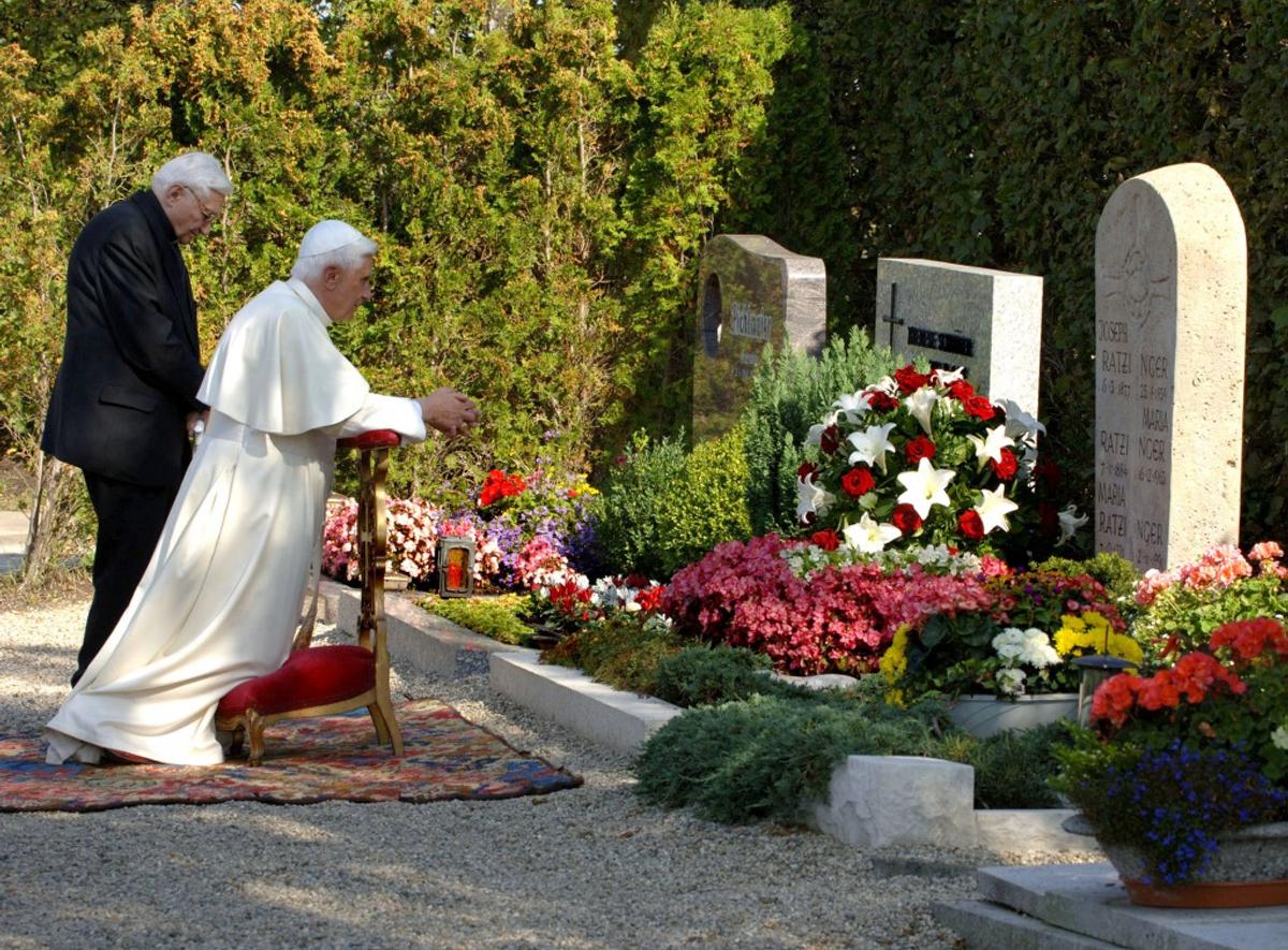 Les gestes silencieux de Benoît XVI