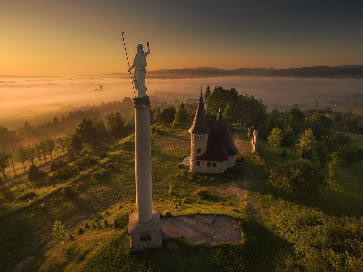 Kościoły z nieba - ksiądz Marcin Gądek fotografuje z powietrza górskie kościoły