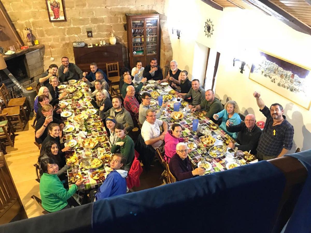 Toño en el comedor del Albergue parroquial de Grañón (La Rioja)