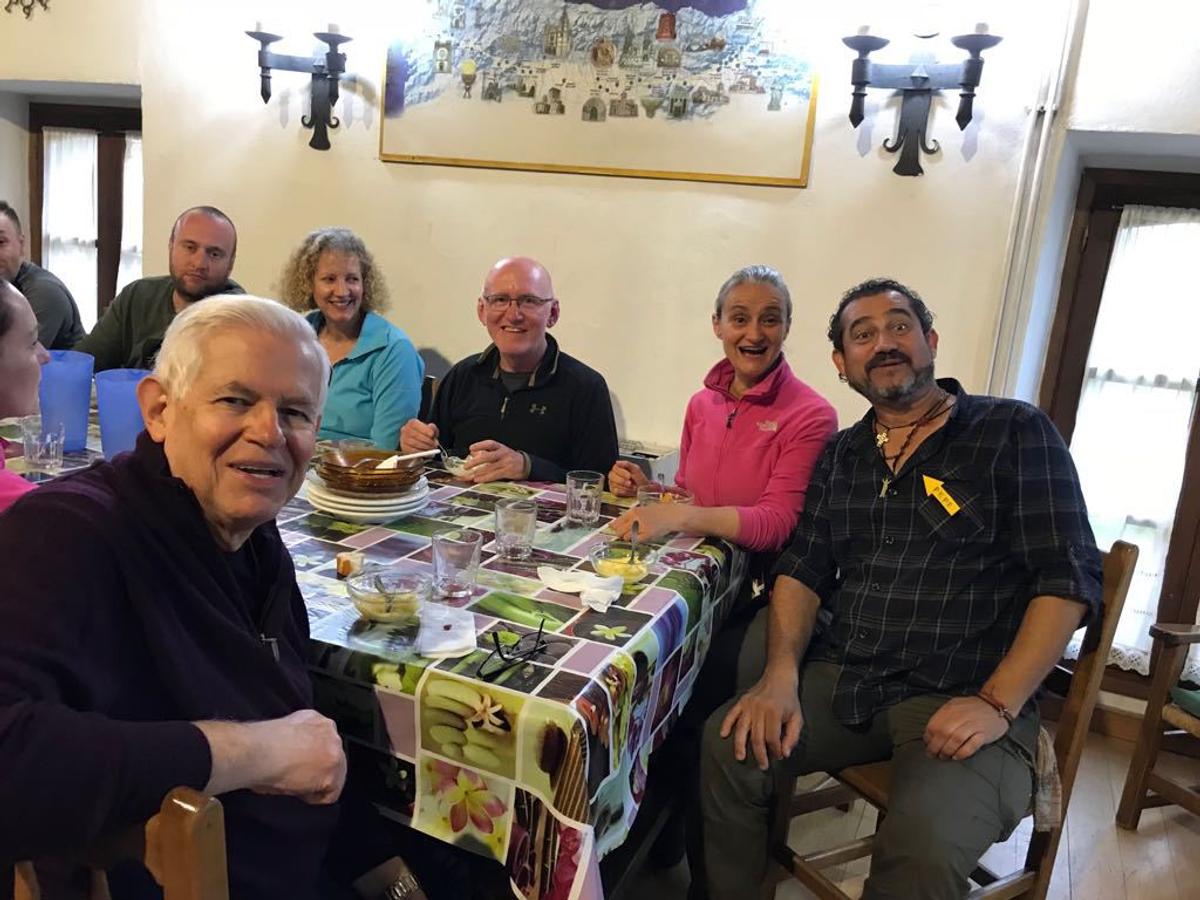 Toño junto a un grupo de peregrinos