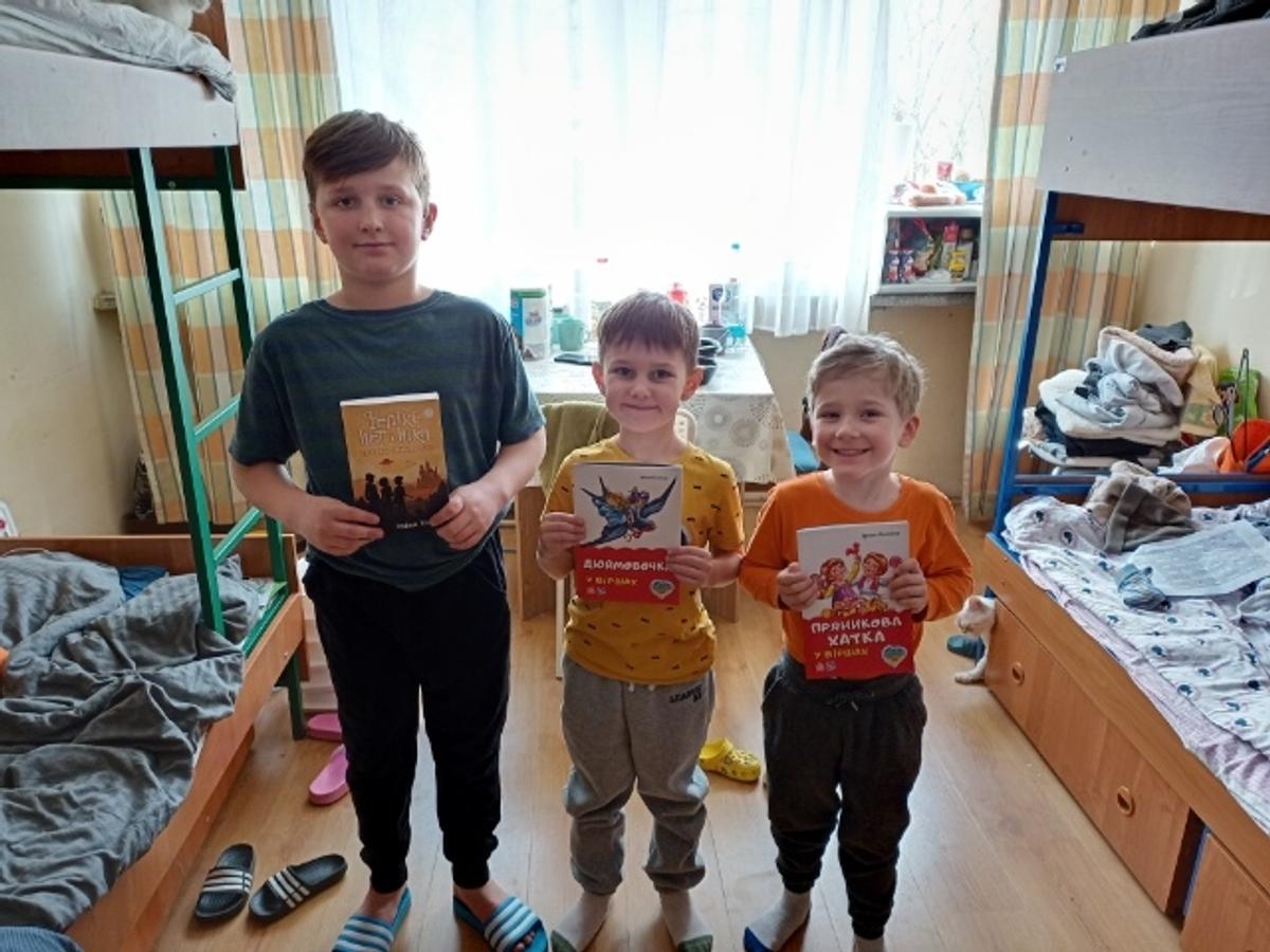 Fundacja Powszechnego Czytania przekazuje książki dzieciom, które uciekły z Ukrainy