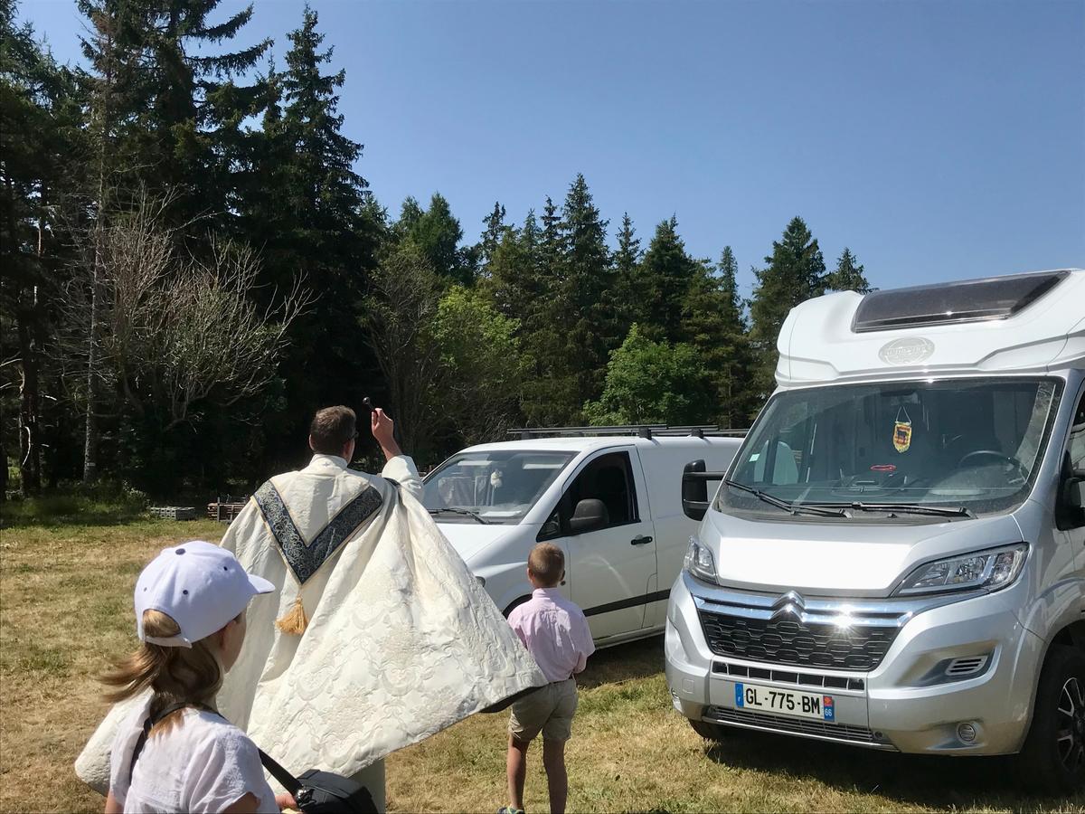 BENEDICTION-CAMPING-CAR-DONC-CEDRIC.