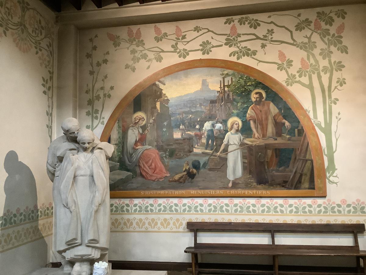 Chapelle de la Sainte Famille, tableau « Sainte Famille au travail » et sculpture de « La fontaine des bergers » d'Henri Proszynski (années 1930)