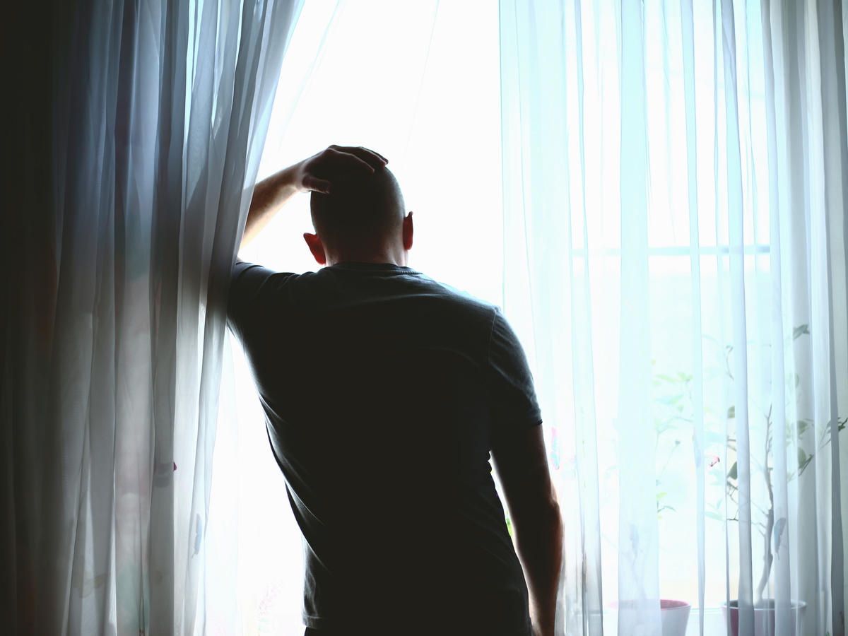 homme-triste-pleurer-de-dos