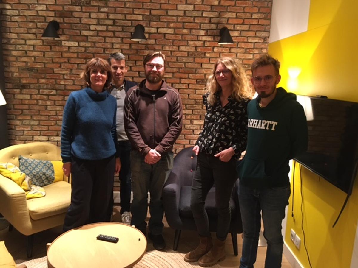 Samuel (au milieu), second invité accueilli par l'agence Nikita
