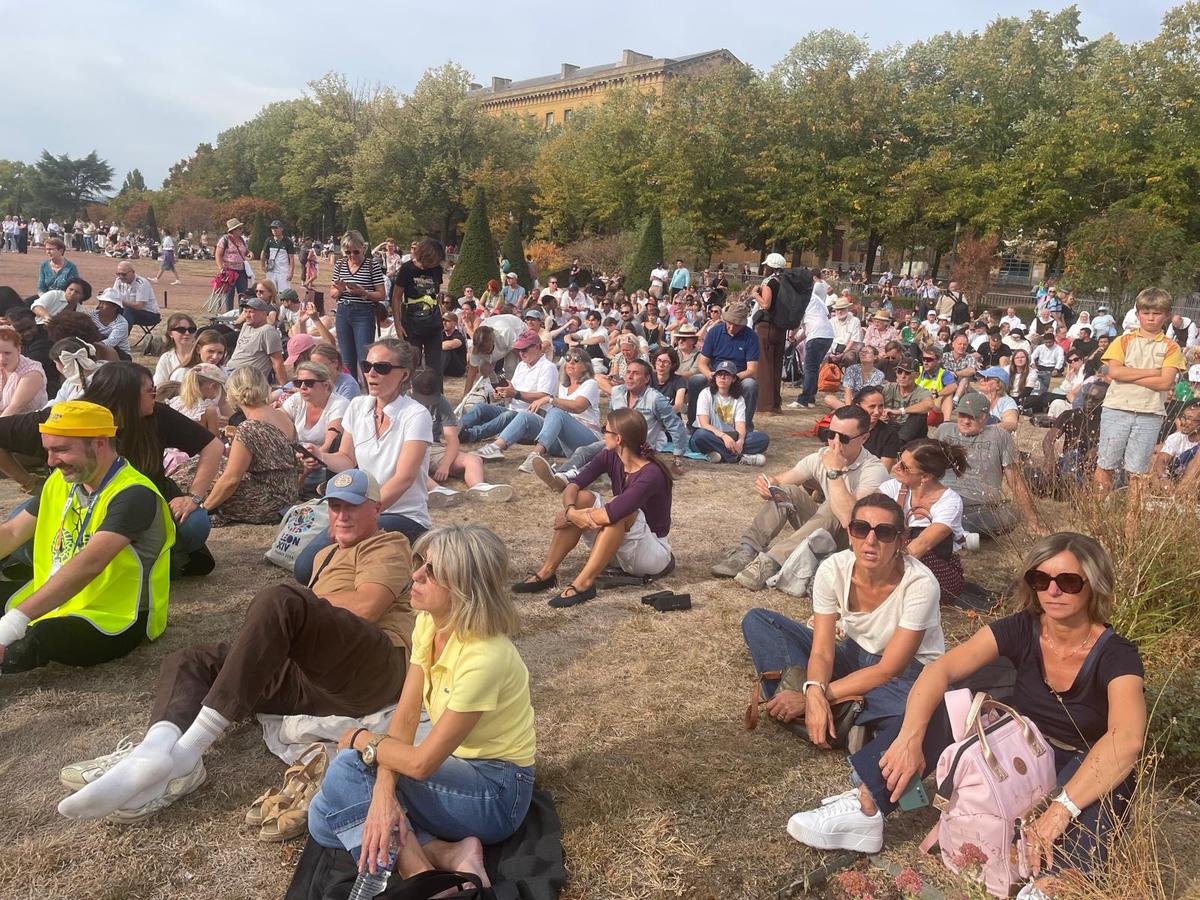 mass-begins-place-de-la-republique-crowd-esplanade-garden-metz-pope-leo-xiv-france-september-28-2026-02