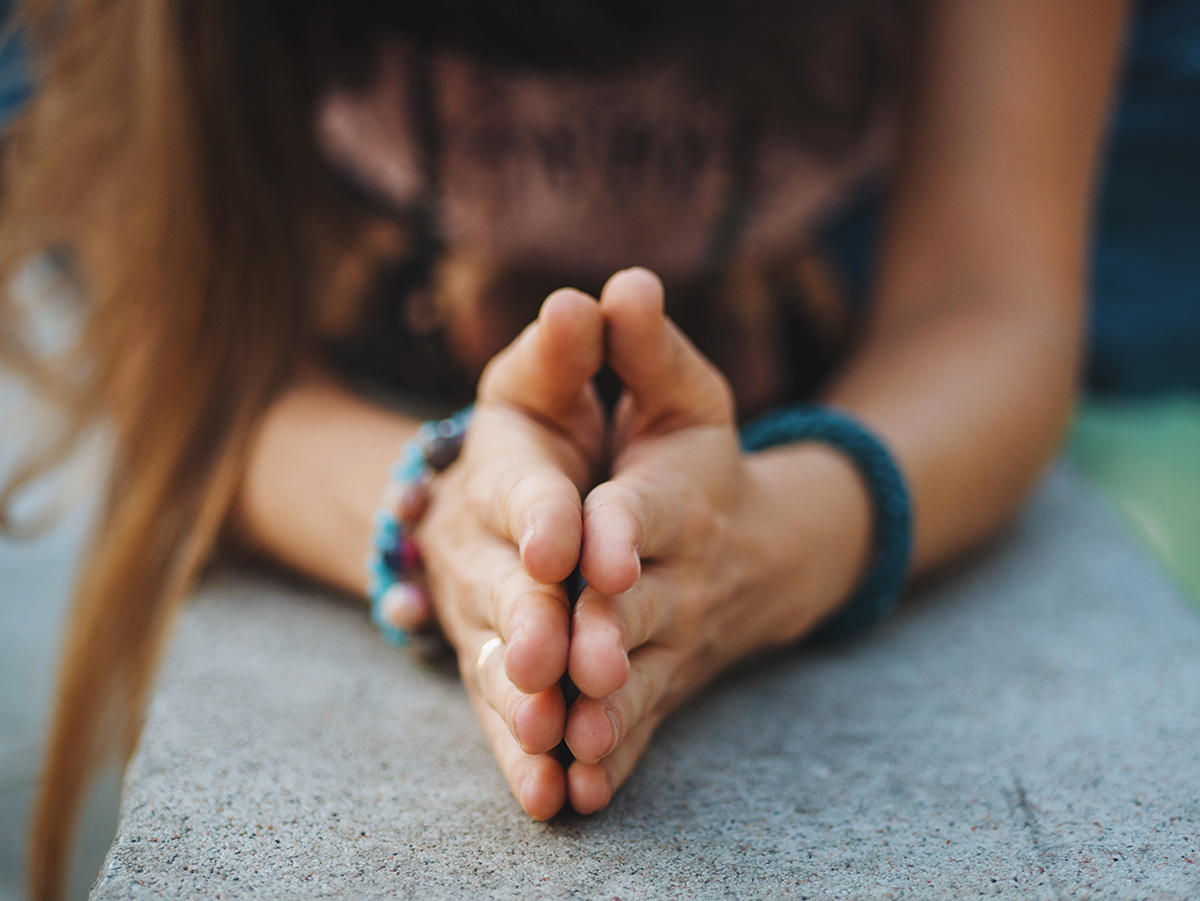 WOMAN HANDS