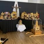 Tous les saints de France (en chair) et en os dans une petite pièce du Stade de France